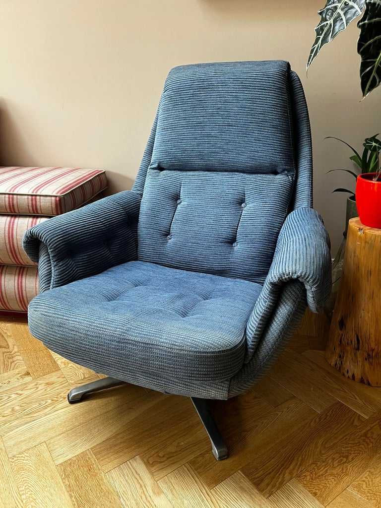 Stylish Mid Century Swivel Lounge Arm Chair