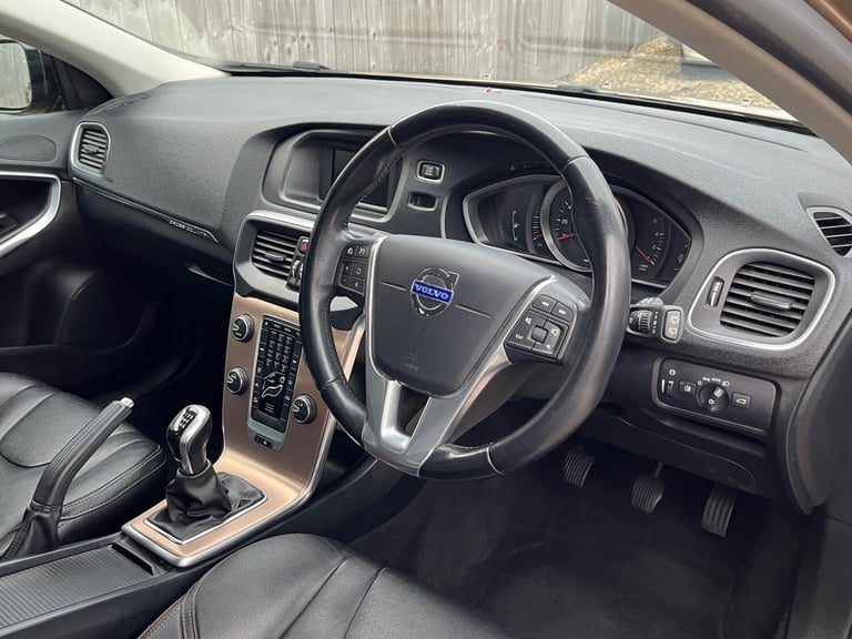 2014 Volvo V40 D2 Cross Country SE Lux 5dr **£20 Road Tax** HATCHBACK Diesel Manual