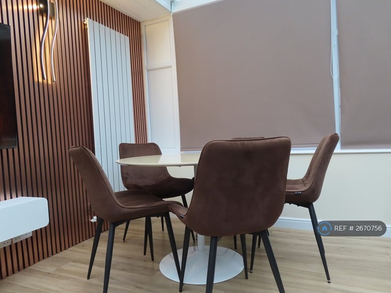 8 bedroom house in Harlaxton Drive, Nottingham, NG7 (8 bed) (#2670756)