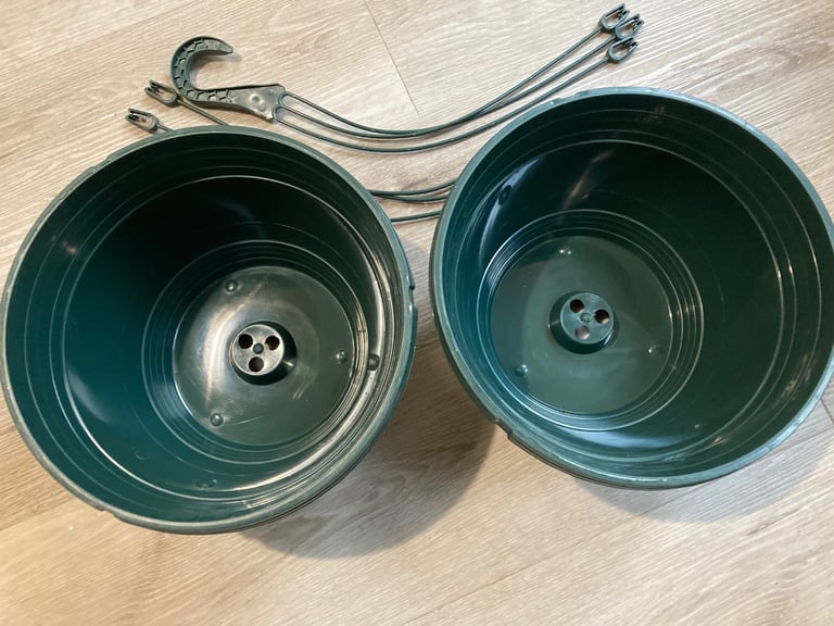 image for Pair indoor/outdoors hanging baskets 