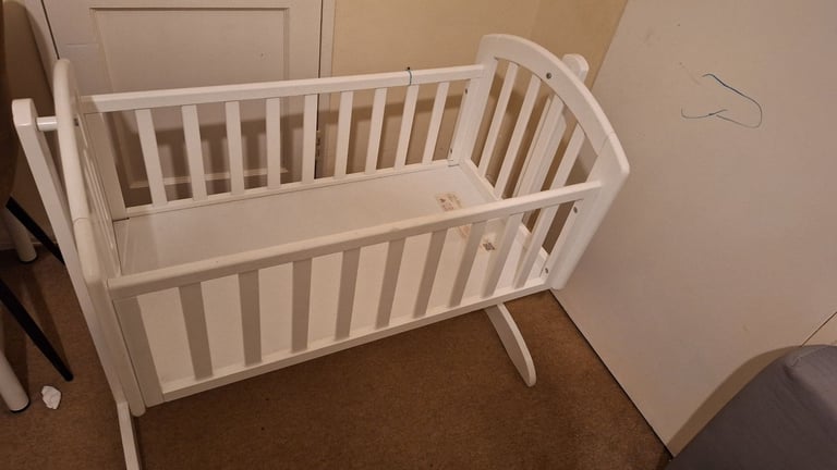 Swinging cot for babies