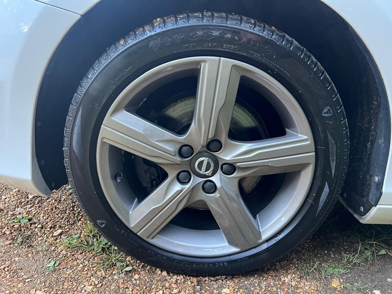 2018 Volvo V40 2.0 T2 R-Design Euro 6 (s/s) 5dr HATCHBACK Petrol Manual