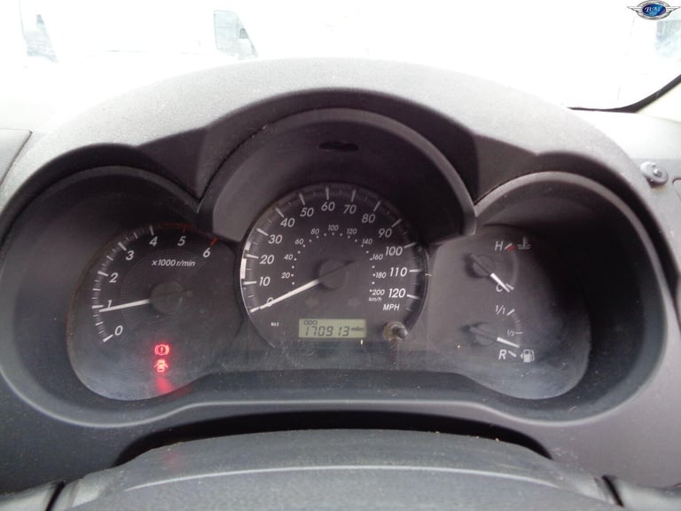 TOYOTA HILUX 2.5 D-4D HL2 White Manual Diesel 2012