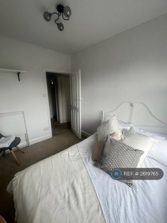 3 bedroom flat in Fieldview, London, SW18 (3 bed) (#2619765)