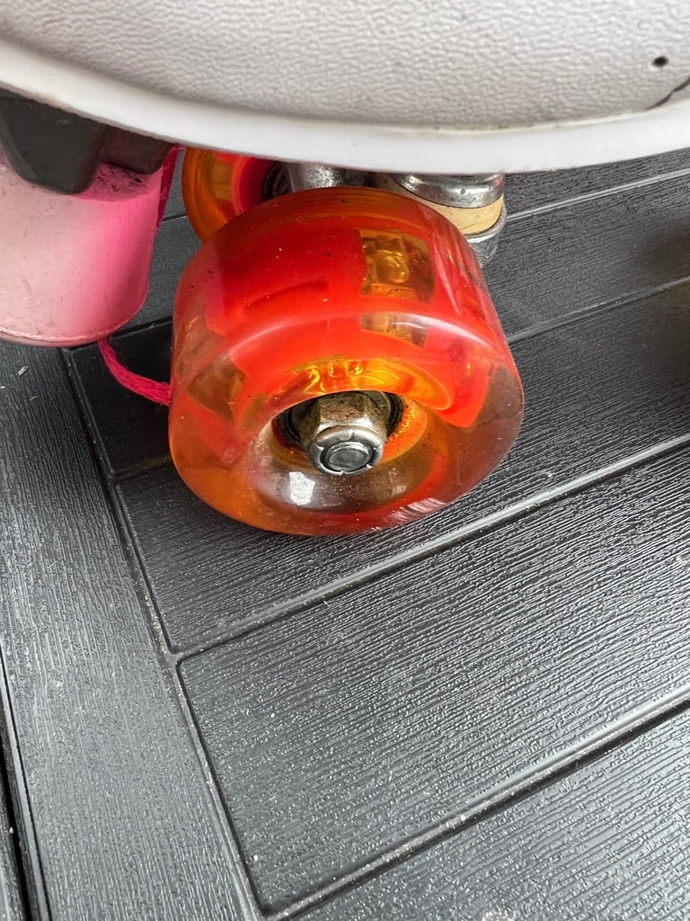 Girls Roller Skates. Size 4.  LIGHT UP WHEELS