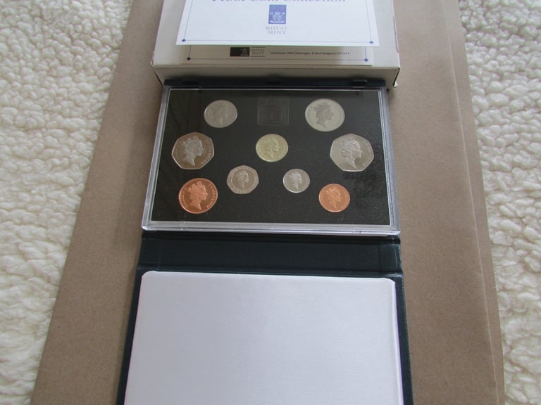 1992 UNITED KINGDOM PROOF COIN SET.