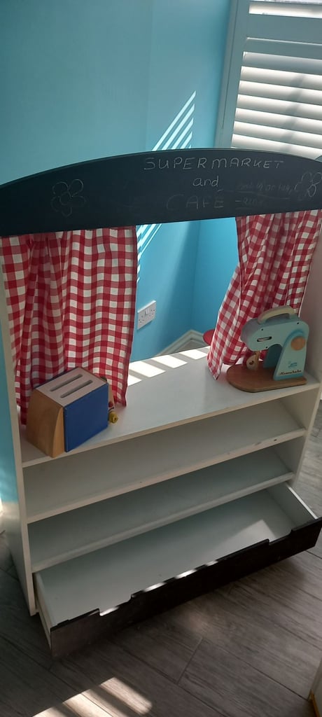 Puppet show / Market stall