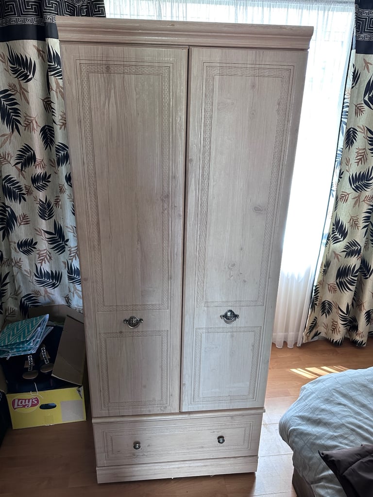 Beautiful 2 door wardrobe in £90 ! Can deliver nearby