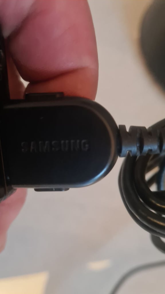 Samsung s5 tilt and slide speaker 2gb mp3 player. Fully Working and in great condition