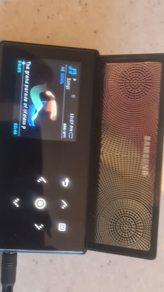 Samsung s5 tilt and slide speaker 2gb mp3 player. Fully Working and in great condition