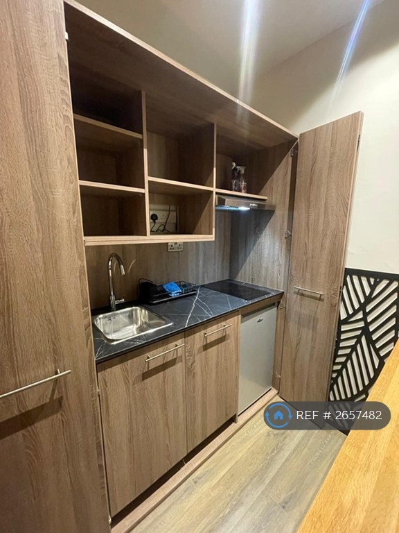 1 bedroom in Stanley Road, Enfield, EN1 (#2657482)