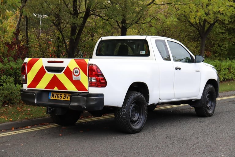 TOYOTA HILUX D4D KING CAB 4X4 PICKUP TRUCK (2017)