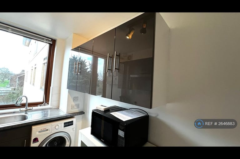 2 bedroom flat in Alexandra Avneue, Harrow, HA2 (2 bed) (#2646883)