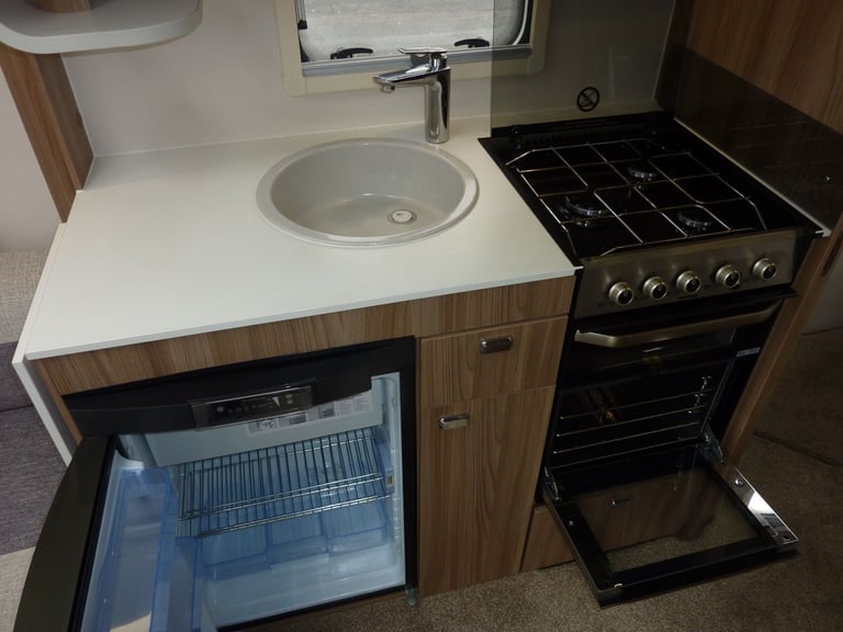 Swift Charisma FIXED ISLAND BED 2018