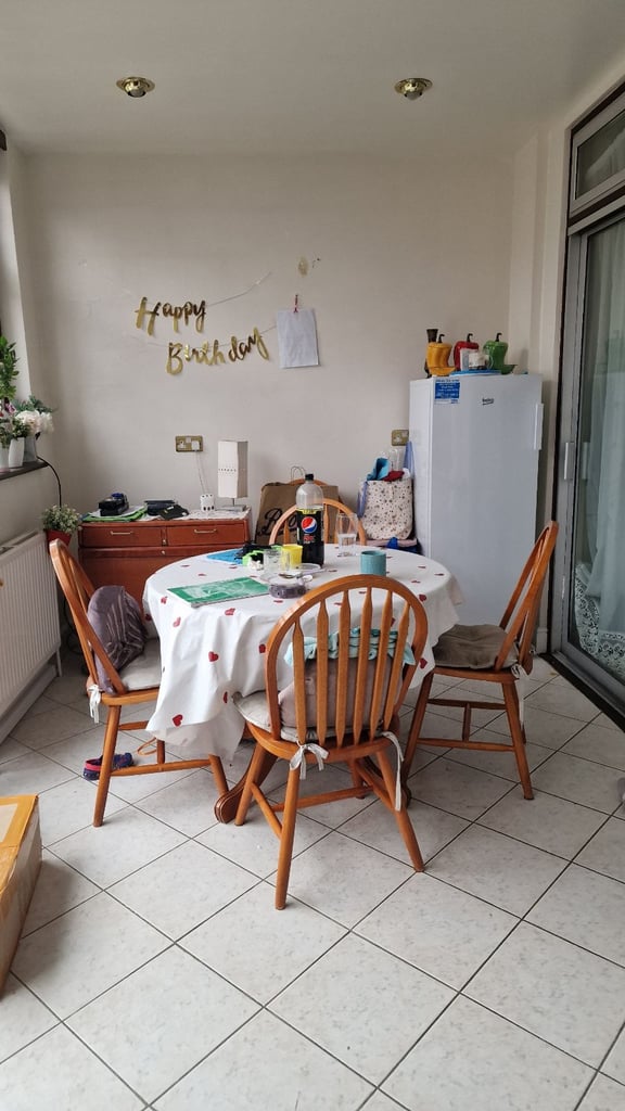 Single Room to Rent in a Family Share House in Bush Hill Park, Enfield £600 including all.