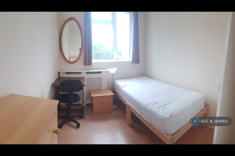 5 bedroom flat in Lorrimore Square, London, SE17 (5 bed) (#2641913)