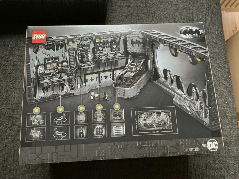 LEGO 76252 Batcave - Shadowbox