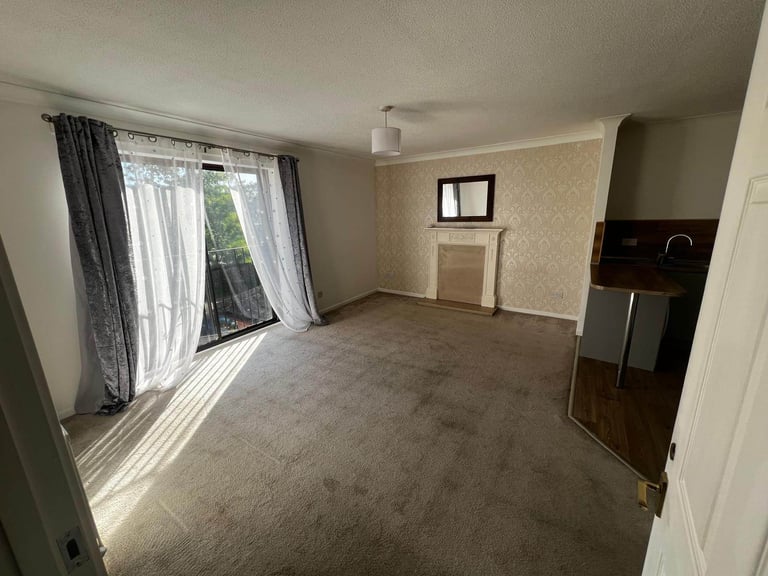 2 bed flat to let, immediately 