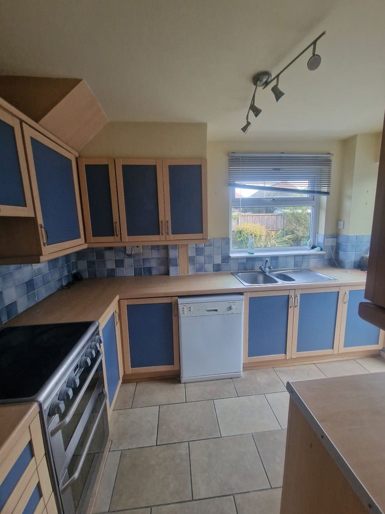 Bright & Spacious Family Home in Quiet Heald Green Cul-de-Sac – Garden, Driveway, Near Schools