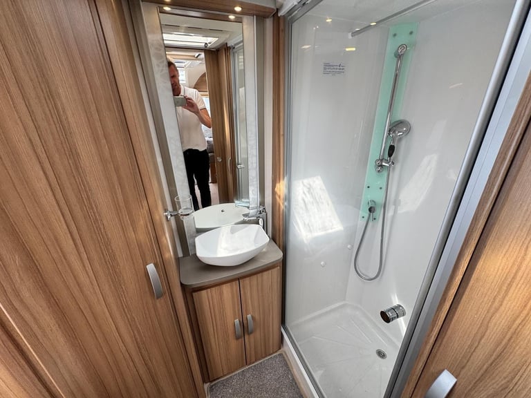 LUNAR QUASAR 462 2019 MODEL 2 BERTH REAR WASHROOM TOURING CARAVAN
