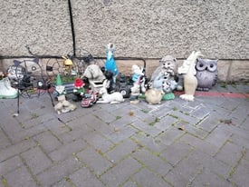 Various garden ornaments and planters 