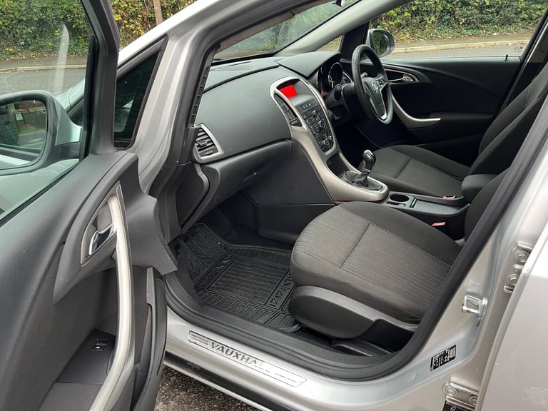 2010 Vauxhall Astra 1.4 16v Exclusiv Euro 5 5dr HATCHBACK Petrol Manual