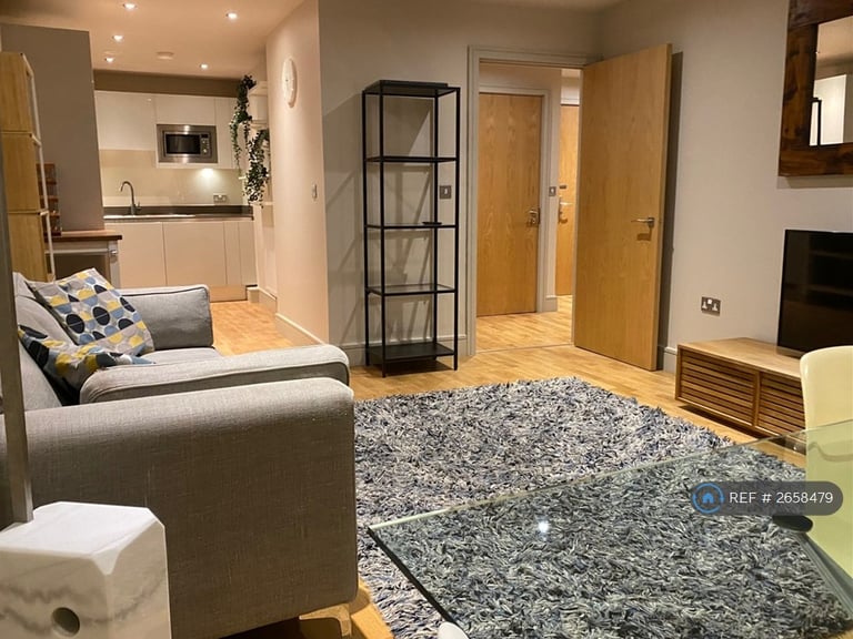 1 bedroom flat in The Crescent, London, SE8 (1 bed) (#2658479)