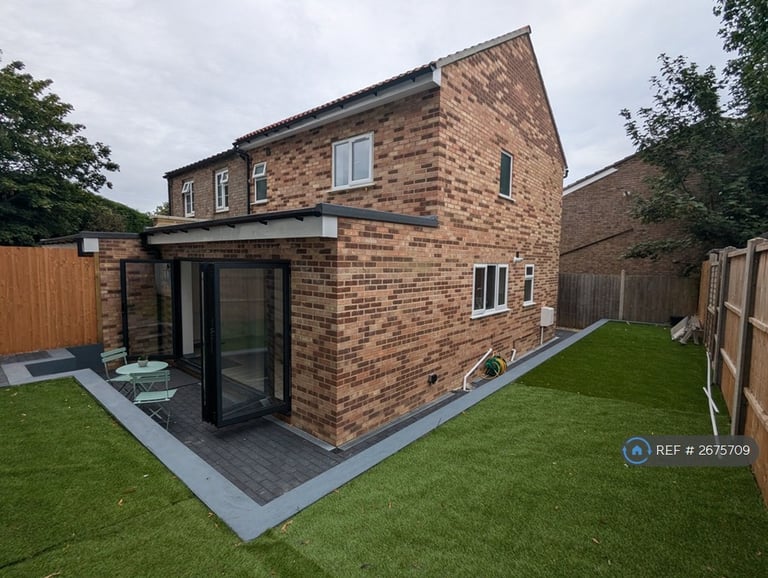 3 bedroom house in Barlow Close, Wallington, SM6 (3 bed) (#2675709)