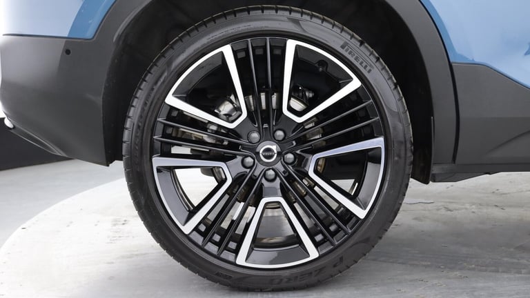 2025 Volvo XC40 B4 (P) Ultra Dark (Sunroof, Pilot Assist, 21' Alloys, BLIS) ESTATE Petrol/Electri...