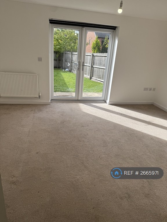 3 bedroom house in Ashover Avenue, Manchester, M12 (3 bed) (#2665971)