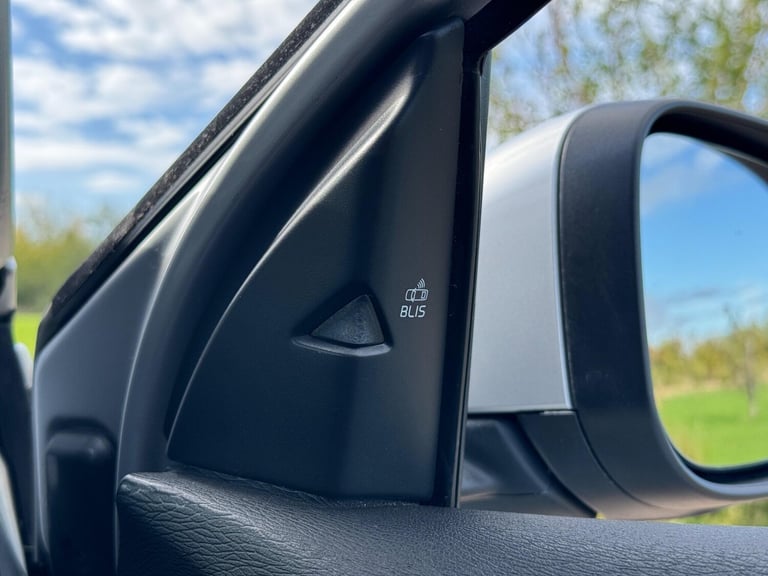 2016 Volvo V40 2.0 D4 R-Design Lux Nav Auto Euro 6 (s/s) 5dr HATCHBACK Diesel Automatic