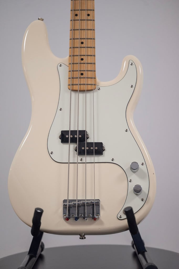 2014 Fender Mexico Standard P Precision Bass in Olympic White