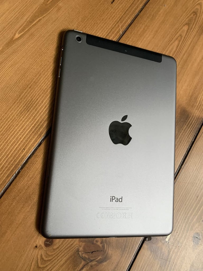APPLE IPAD MINI 2 32GB WIFI CELLULAR IOS12 - FREE charger - great condition can deliver