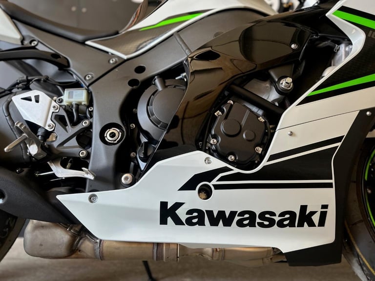 STUNNING ONE OWNER 2024/24 KAWASAKI ZX-10R MOTORCYCLE 