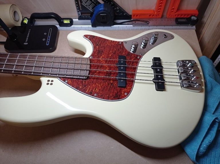 Sandberg Electra III TT4 Creme bass guitar (£500)