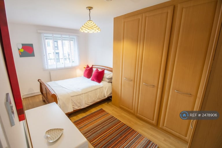 1 bedroom flat in Cooper Close, London, SE1 (1 bed) (#2478906)