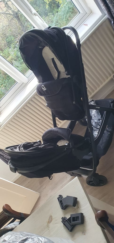 image for Puggle Twin Pram and Isofix Car Seats