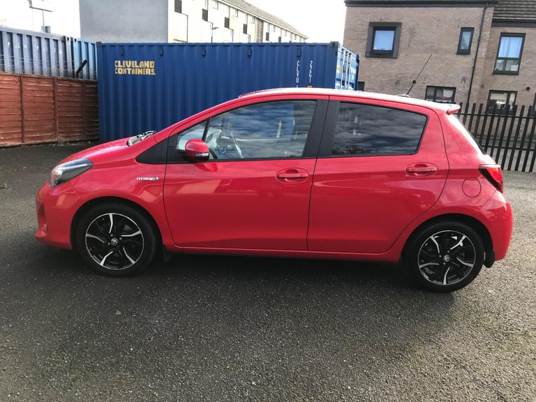 2016 Toyota Yaris 1.5 VVT-h Design E-CVT Euro 6 5dr HATCHBACK Petrol/Electric Hybrid Automatic