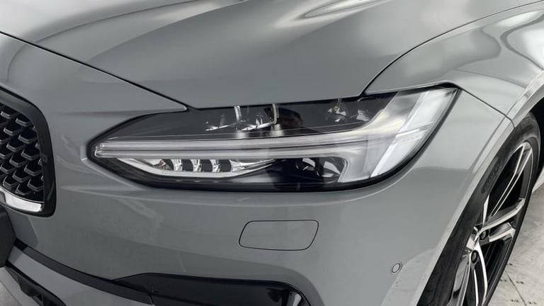 2024 Volvo V90 Ultra T8 AWD Plug-in hybrid Electric/Petrol Dark Automatic Estate Petrol Automatic