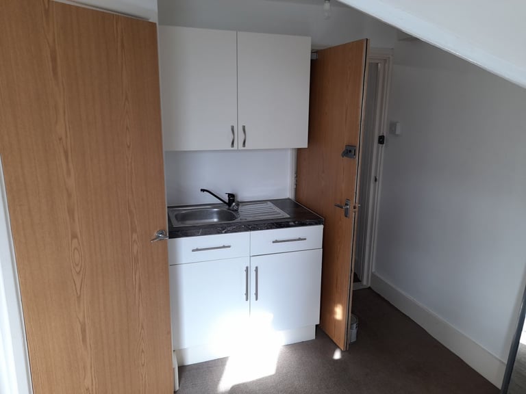 Spacious & Cosy Studio for Rent in - ME14 2UU