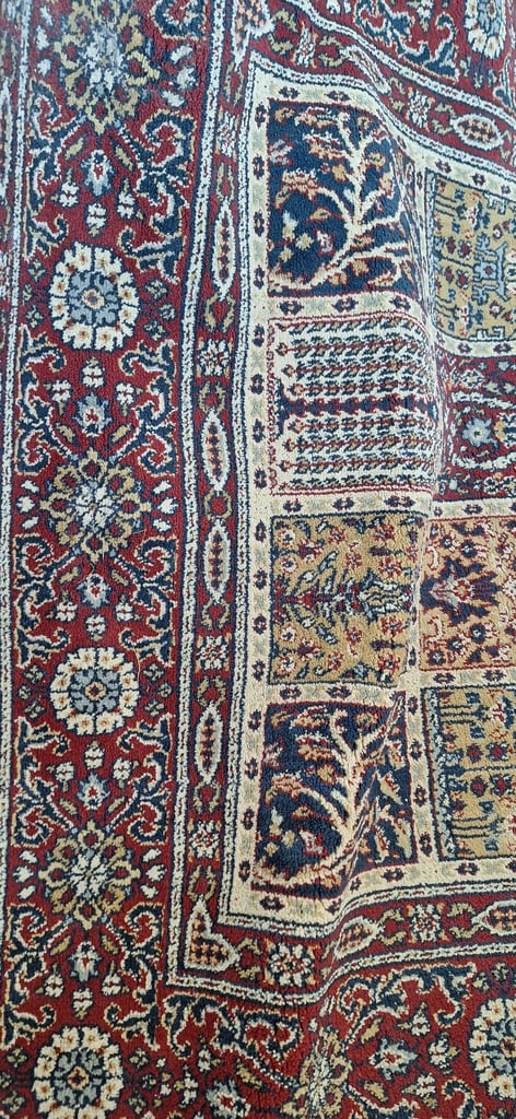 Egyptian style rug in good condition from free pets and smoke home 