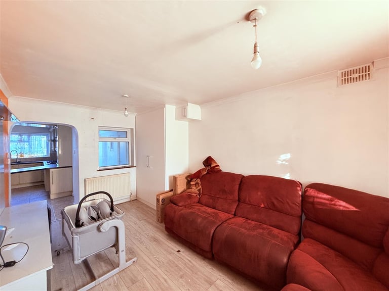 3 bedroom house in Renfrew Road, Hounslow