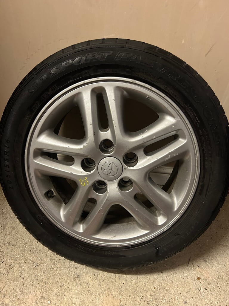 Toyota Auris Alloy Wheel and Dunlop Tyre 205 55R 16