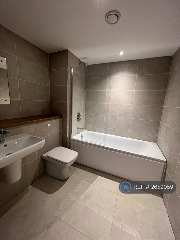 1 bedroom flat in Pomona Strand, Old Trafford, Manchester, M16 (1 bed) (#2659059)