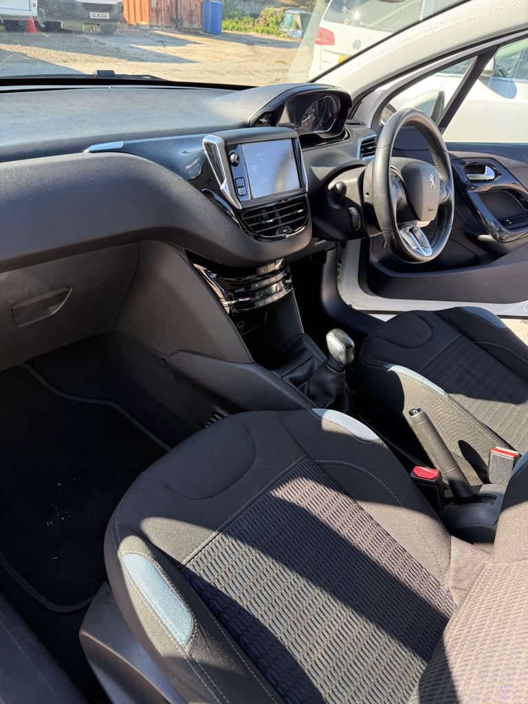 Peugeot, 208, Hatchback, 2015, Manual, 1560 (cc), 5 doors