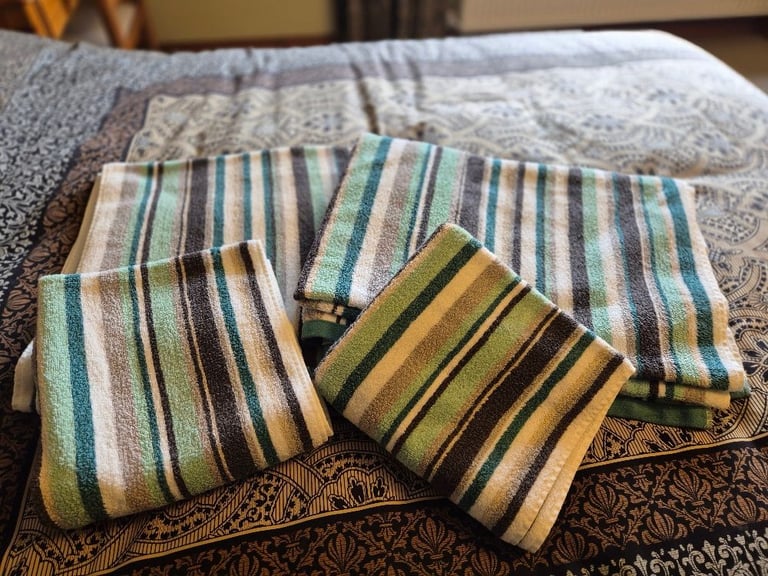 image for Bath Towels excellent condition 2 bath sheets 2 hand towels