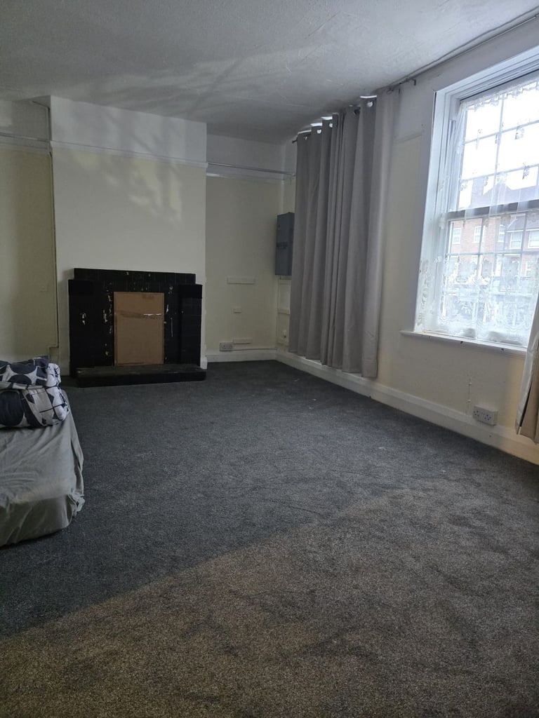 Spacious Double Rooms available in a well-maintained 4-bed flat located on London Road SM3.
