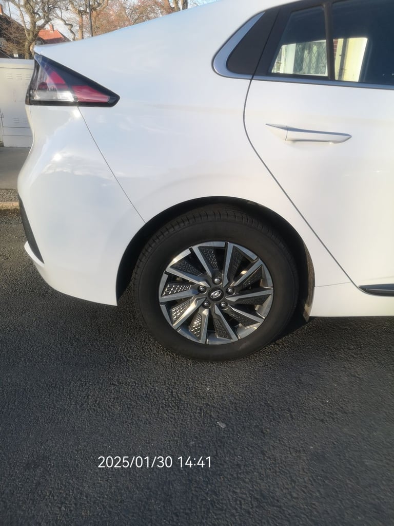 BARGAIN 1/2 PRICE Hyundai IONIQ EV 2020 33k,MOT+TAX,repairs: bumper,light,Rad