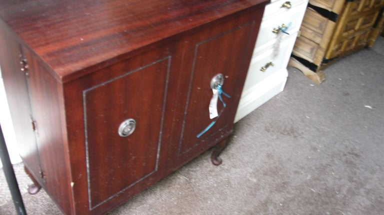 image for MODERN TWIN DOOR CABINET. UNUSUAL STORAGE WITHIN. IN GOOD ORDER