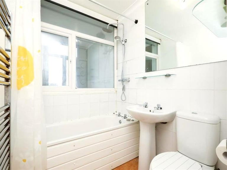 🌳 Welcome to this cozy room in Seven Sisters! 